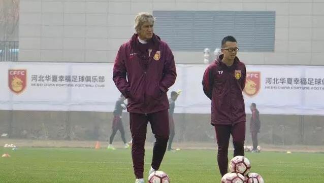 周小饼（林楷 饰）是一家保洁公司的员工，与两个损友屁屁龙（顾又铭 饰）和汪叔（万力 饰）负责写字楼里的洁净工作。周小饼一向就有一个“明星梦”，但愿能有一天本身是舞台上的歌王。但实际倒是残暴的，固然加入了很多的讴歌角逐，但都因长相丑恶，形象出缺陷而遭到评委们的谢绝和嘲讽。 但是，在很偶尔的一天，周小饼吃到一包奇异的朱古力，刹时酿成了别的一小我，这小我叫金辰武（陈玺安 饰），帅气实足。还不知道本身外表年夜转变的他继续着洁净工的工作，在工作时代巧然的被掮客人寇尼（刘永健 饰）看中，挖他往加入角逐，并法则好各个评委均以周小饼为冠军。 周小饼一向就有一名敬慕的偶像，她叫Eva（赵硕之 饰），成名后的周小饼和Eva了解，而Eva也因周小饼变身金辰武帅气的外表和完善的歌声吸引，渐渐对他的感受产生了奥妙转变。 垂垂的周小饼由于金辰武这个身份取得了良多赞美和撑持，光线四射的他感受到本身已高屋建瓴，对一些浮华的糊口就变得愈来愈贪心。但一次偶遇中，一个女孩（念贤儿 饰）的一段话清洗了他虚荣的脑筋，是做回本来的本身仍是继续以他人的身份糊口？周小饼决议了本身最后的命运道路……